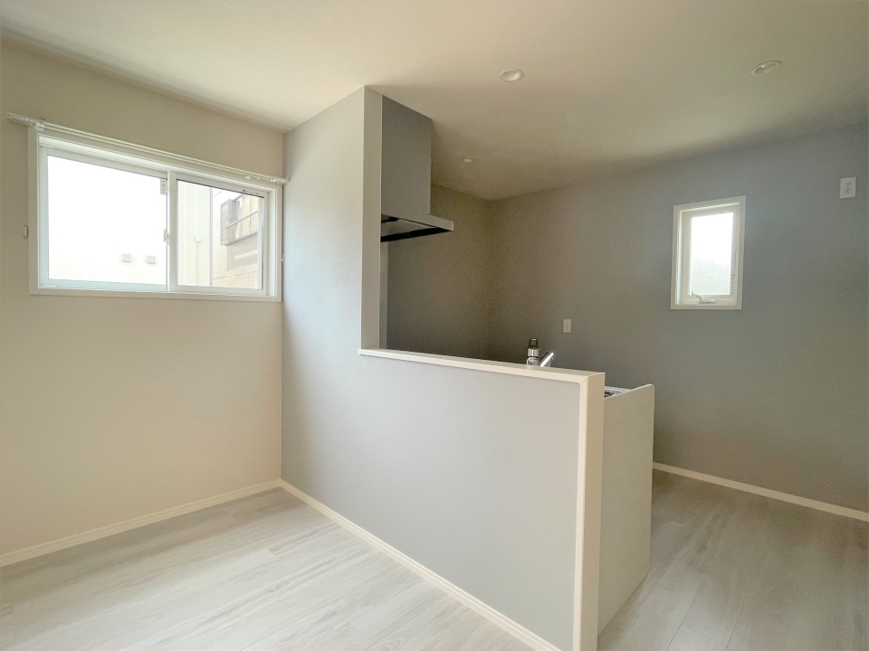 みんなだいすきカウンターキッチン。グレーで白との相性◎