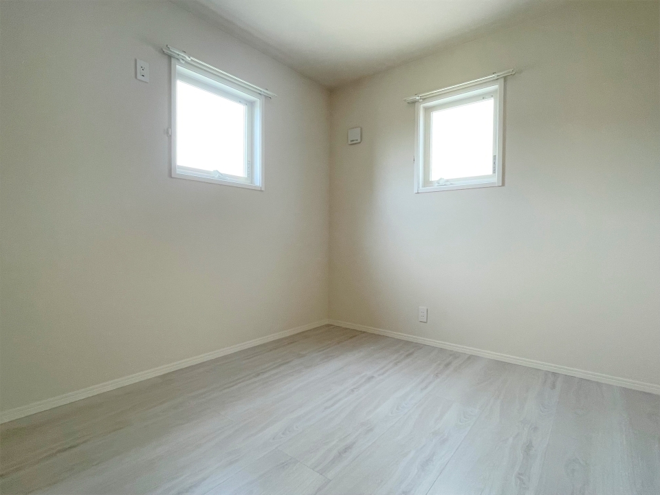 2階に上って、5.2帖の洋室。