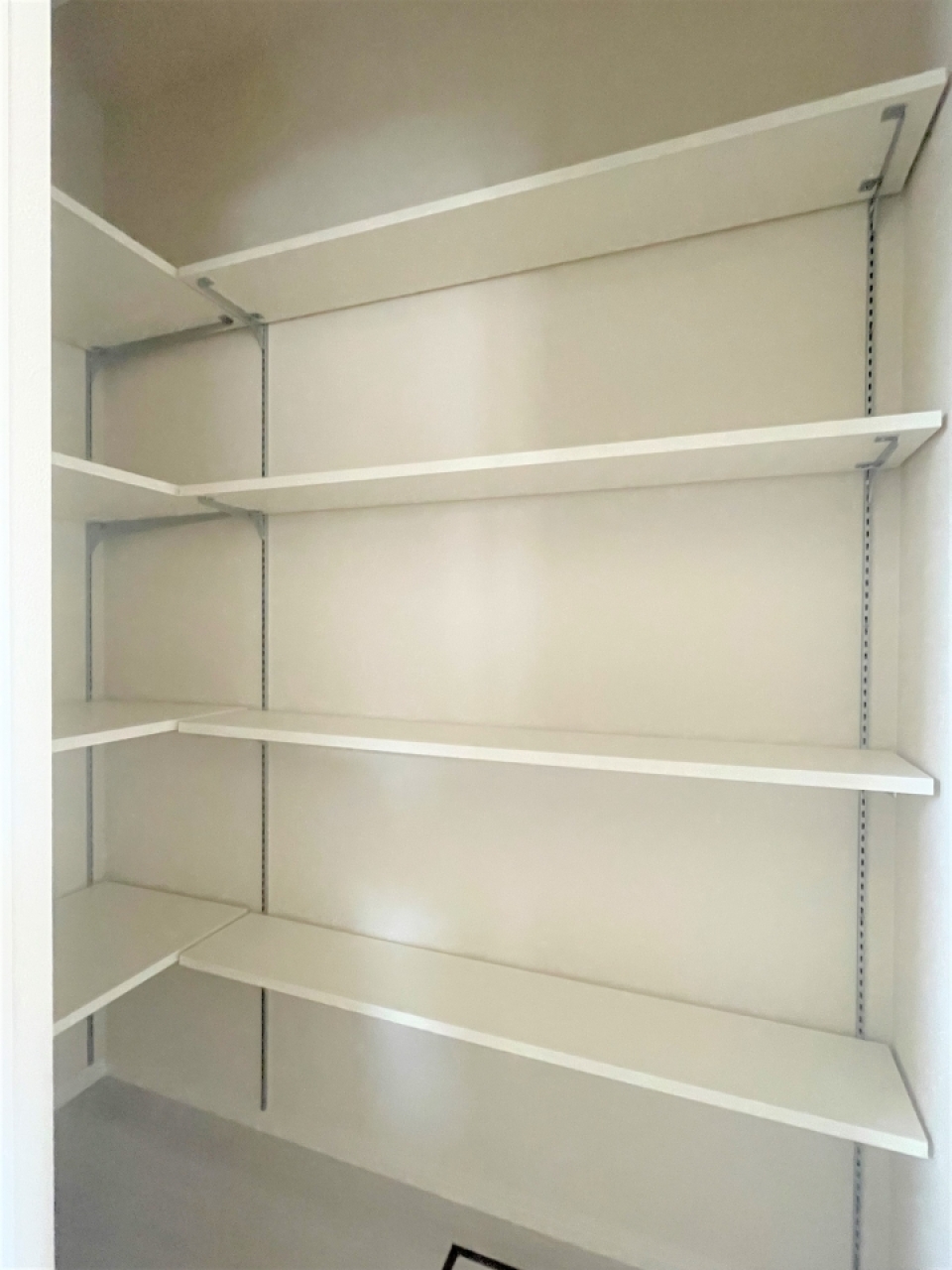 キッチン横の収納。