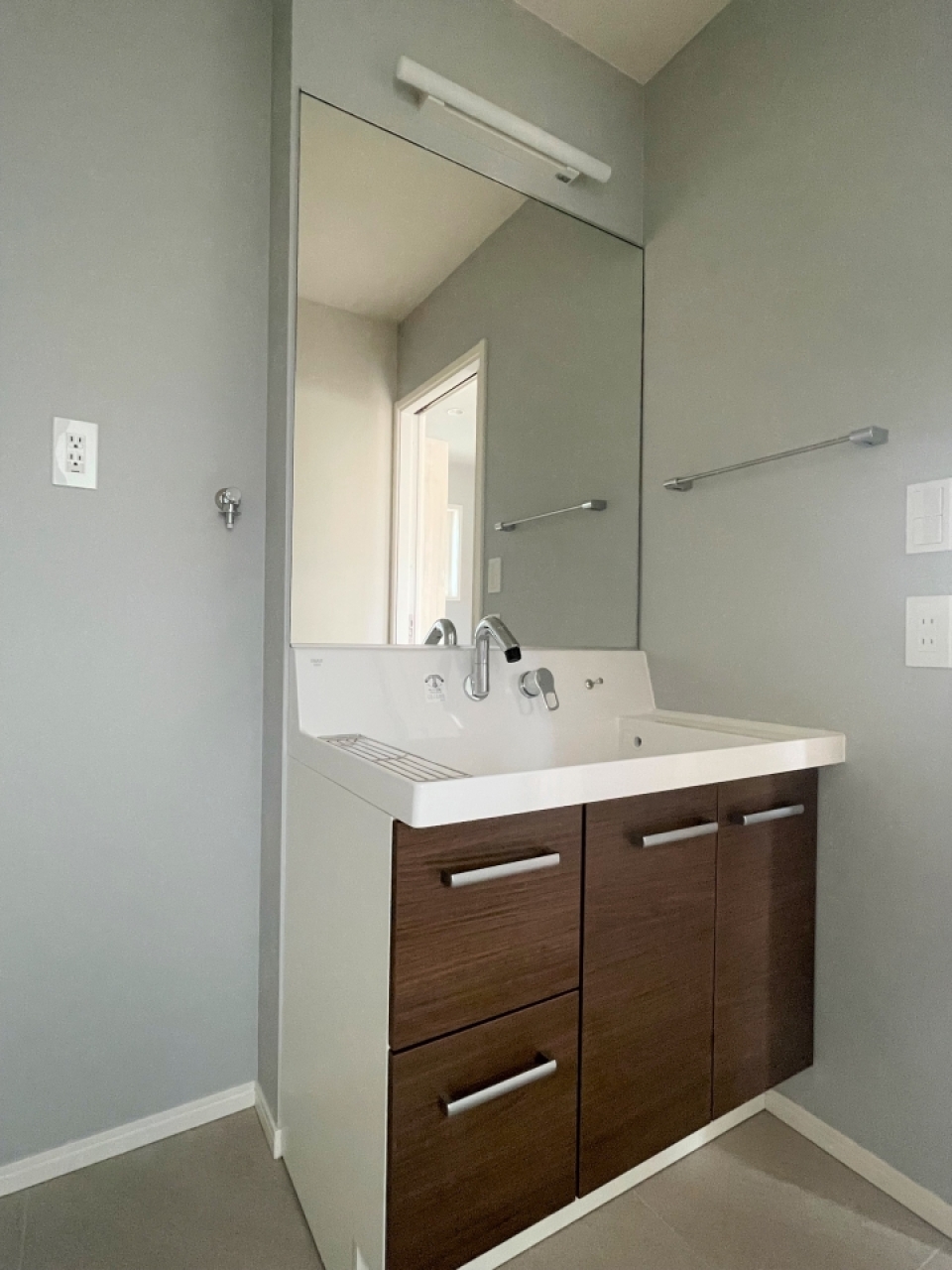 鏡が大きすぎる！洗面台！