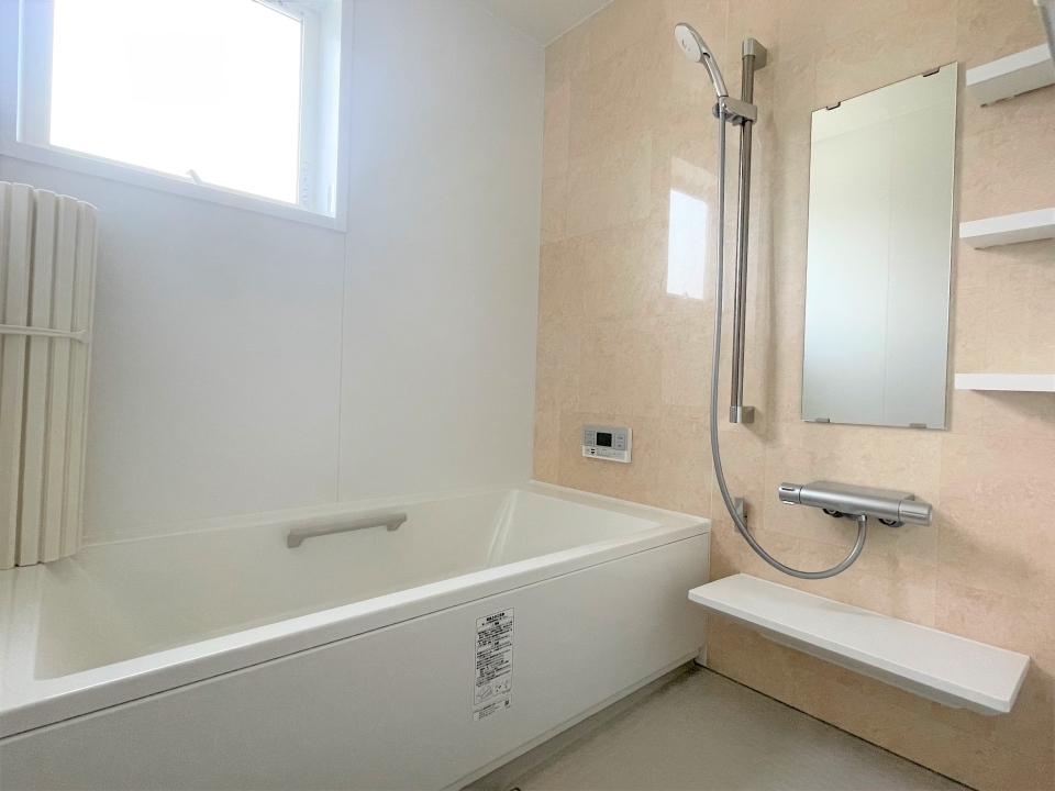 足を伸ばせる広いお風呂。浴室乾燥も付いてます。