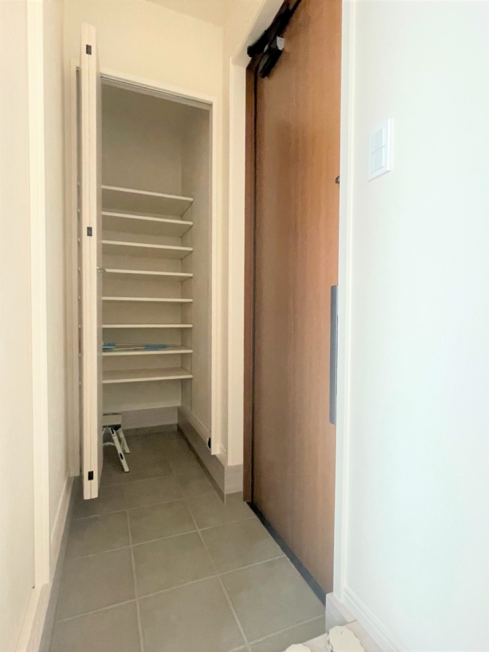 玄関。背の高いシューズボックスで家族みんなの靴もスッキリ収納！