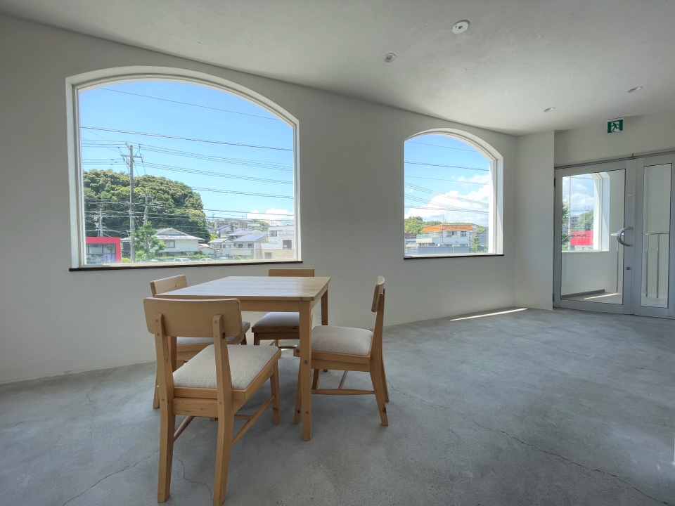 2Fホール　大きな窓が素敵です。