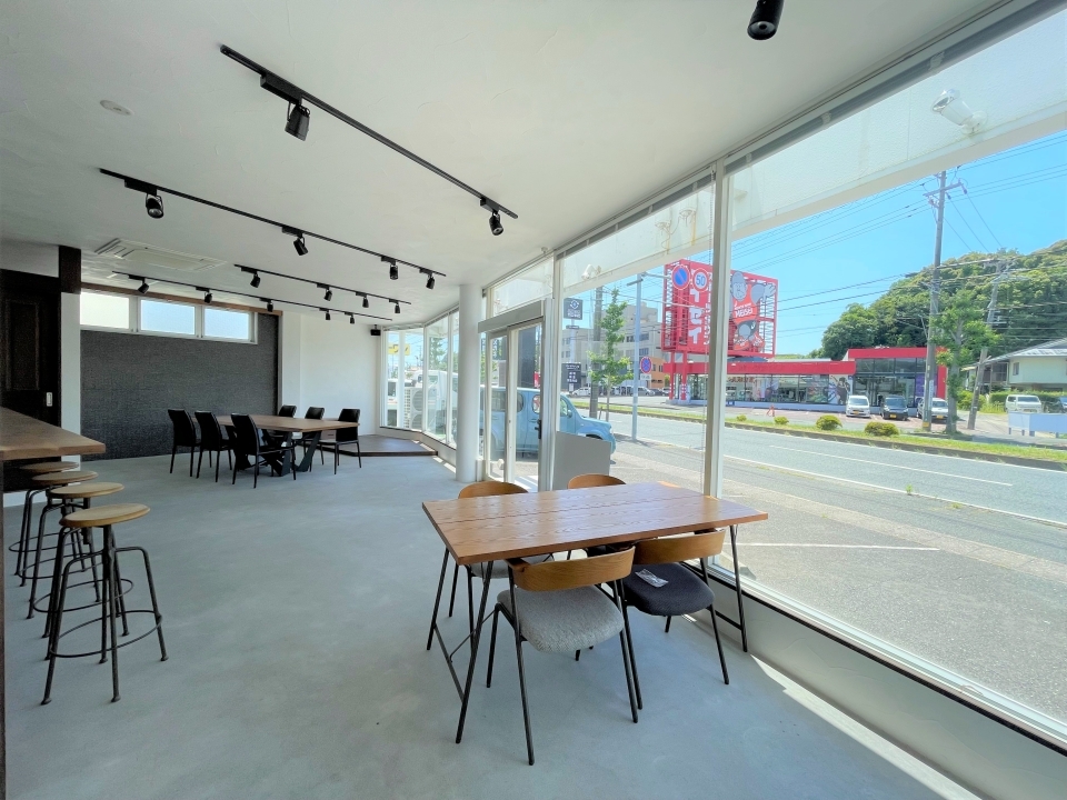 大きなガラス張りの窓からは陽が差し込みます。