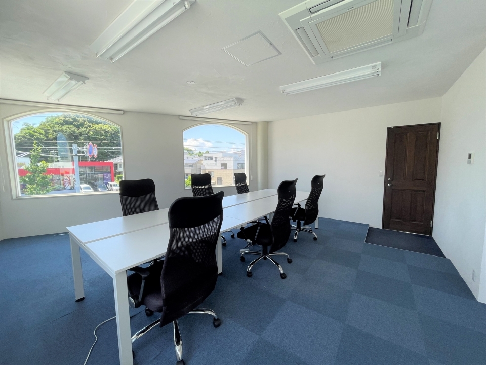 2F事務所　明るく広々とした事務所にはロッカーまでついてます♪