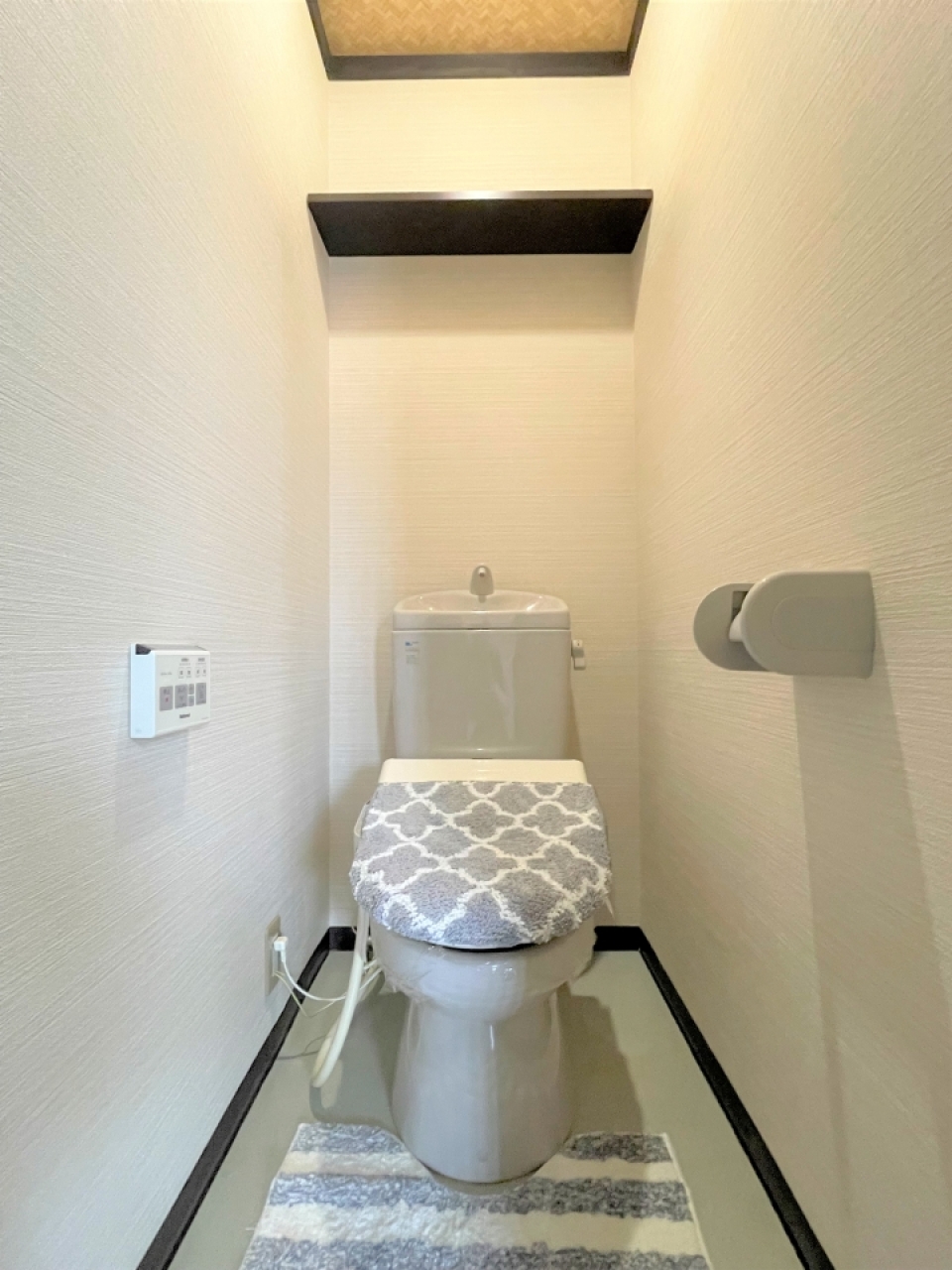 棚付きのトイレ。