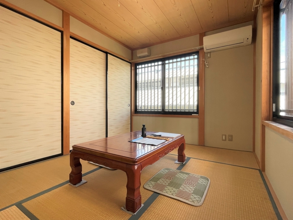 6帖の和室。習字に励みましょう。