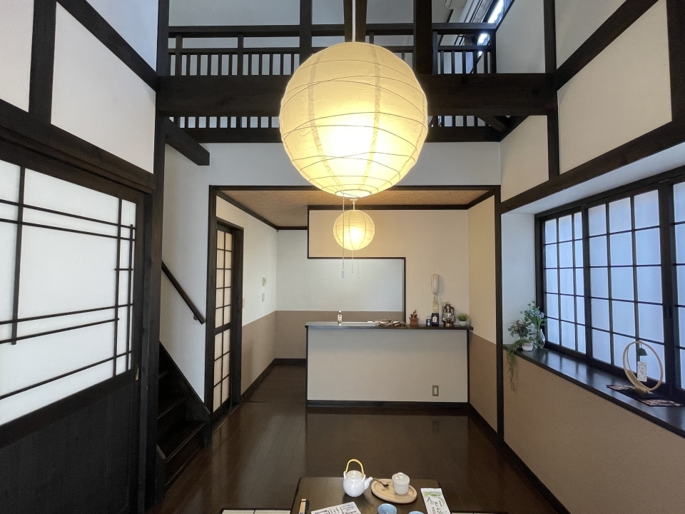 この丸いライトがお部屋の雰囲気を一気に高めてますね！