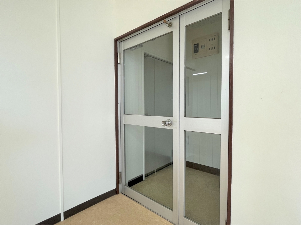 事務所入り口はガラス扉です