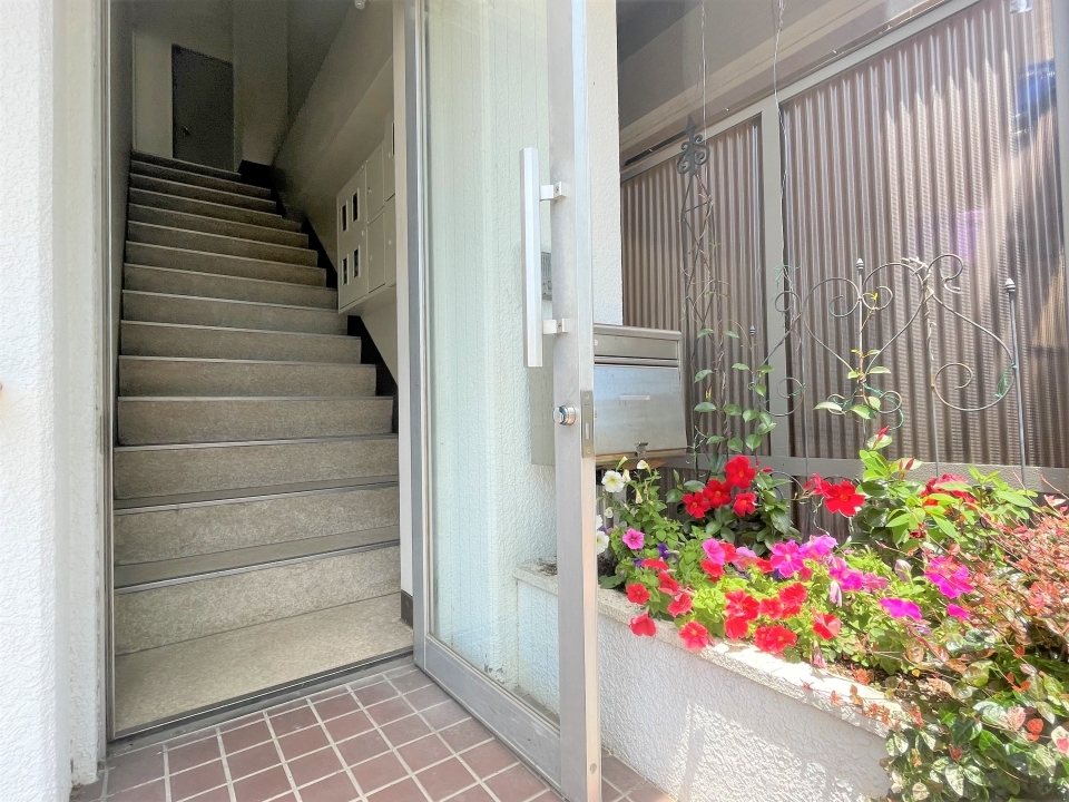 ビル入口。お花がキレイです。