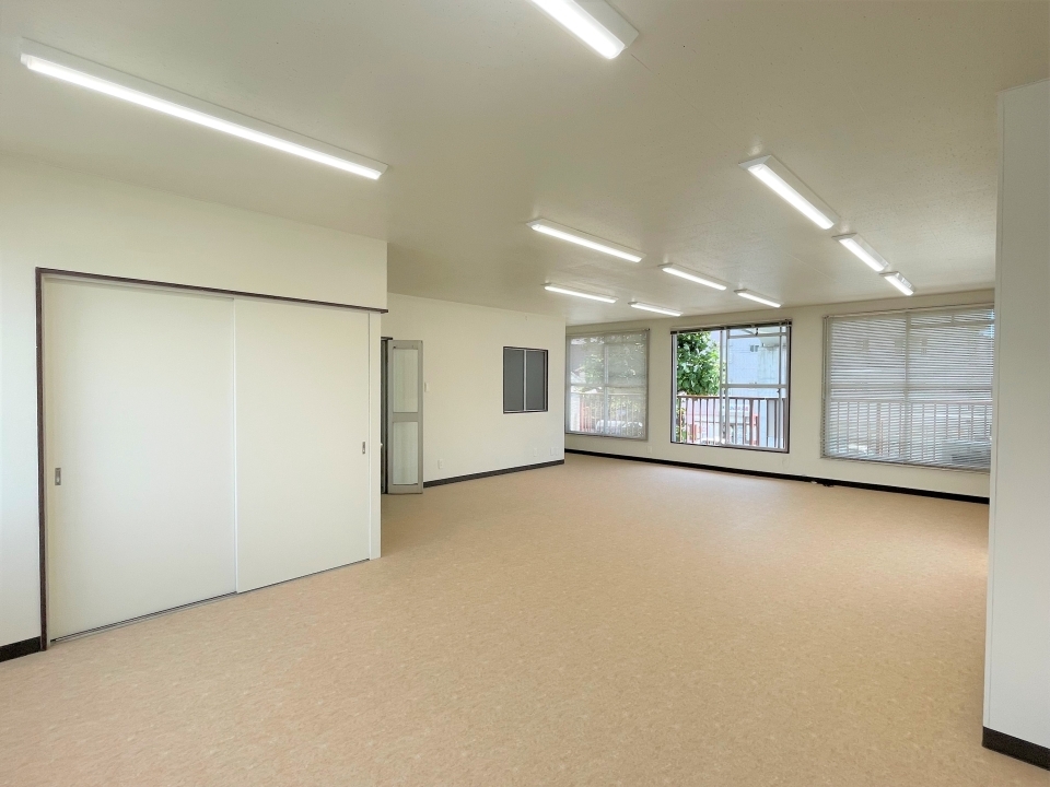 白が基調の事務所スペース