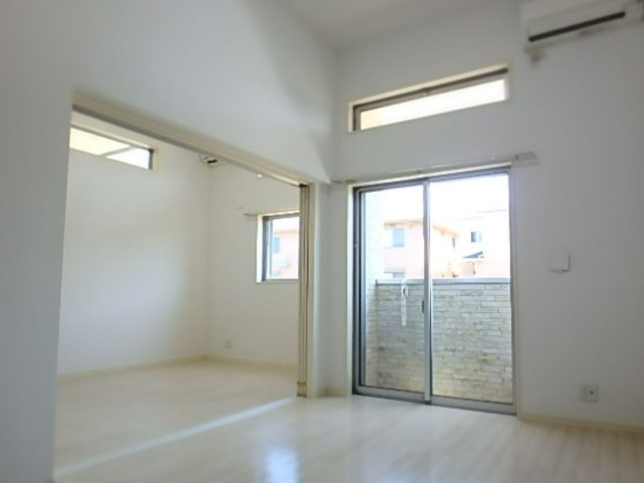 吹き抜け空間に差し込む光