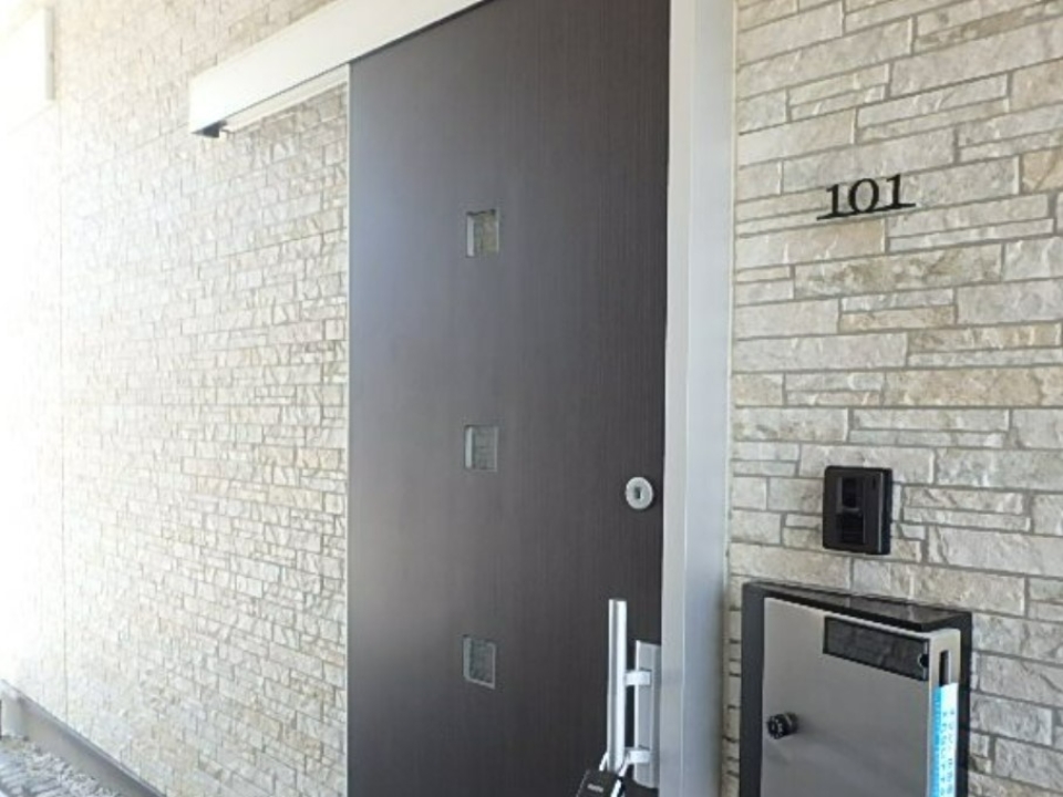 落ち着いた雰囲気のスライドドア