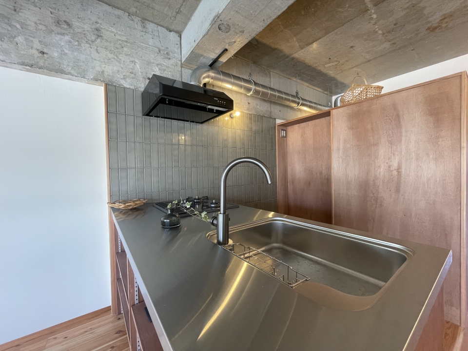 キッチントップはステンレス仕上げ。奥行きがあるので調理スペースも確保できる。