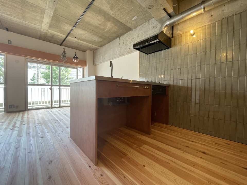 キッチンは造作の作り付け。シンプルでかわいい。