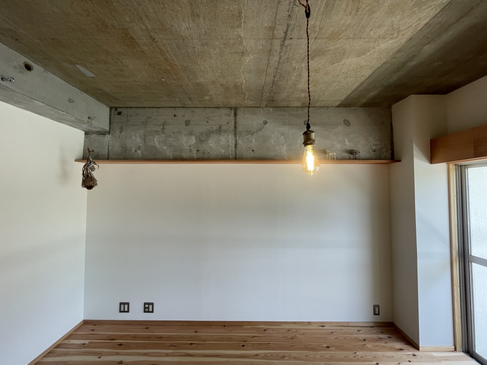 コンクリートあらわしの天井と白い壁のコントラストがおしゃれ。
