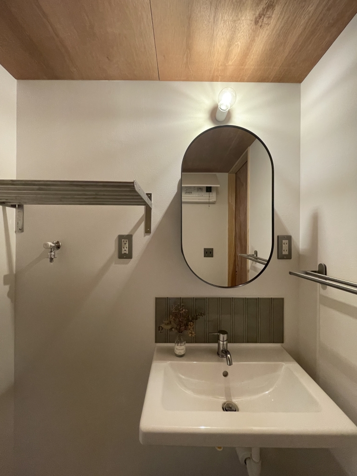 洗面の鏡がとにかくおしゃれ。