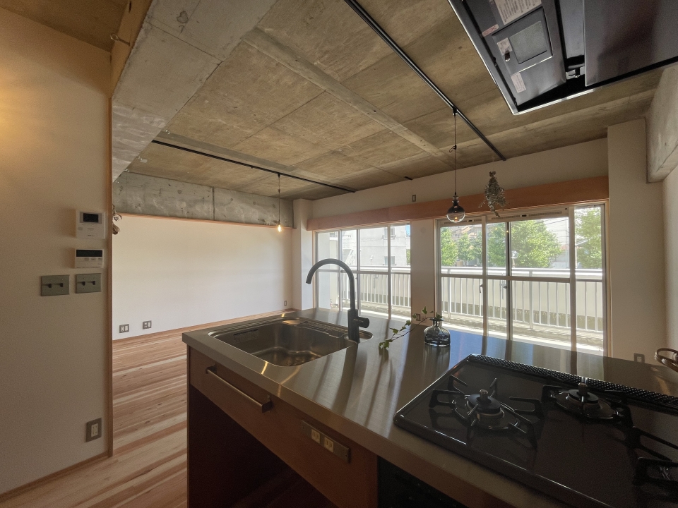 キッチンから望む広いリビング