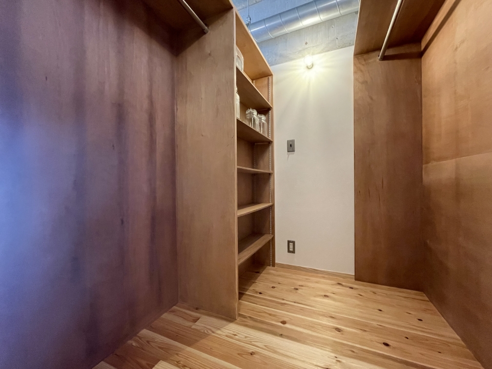 キッチン背面にはウォークインクローゼット。パントリーとしても活用できる。