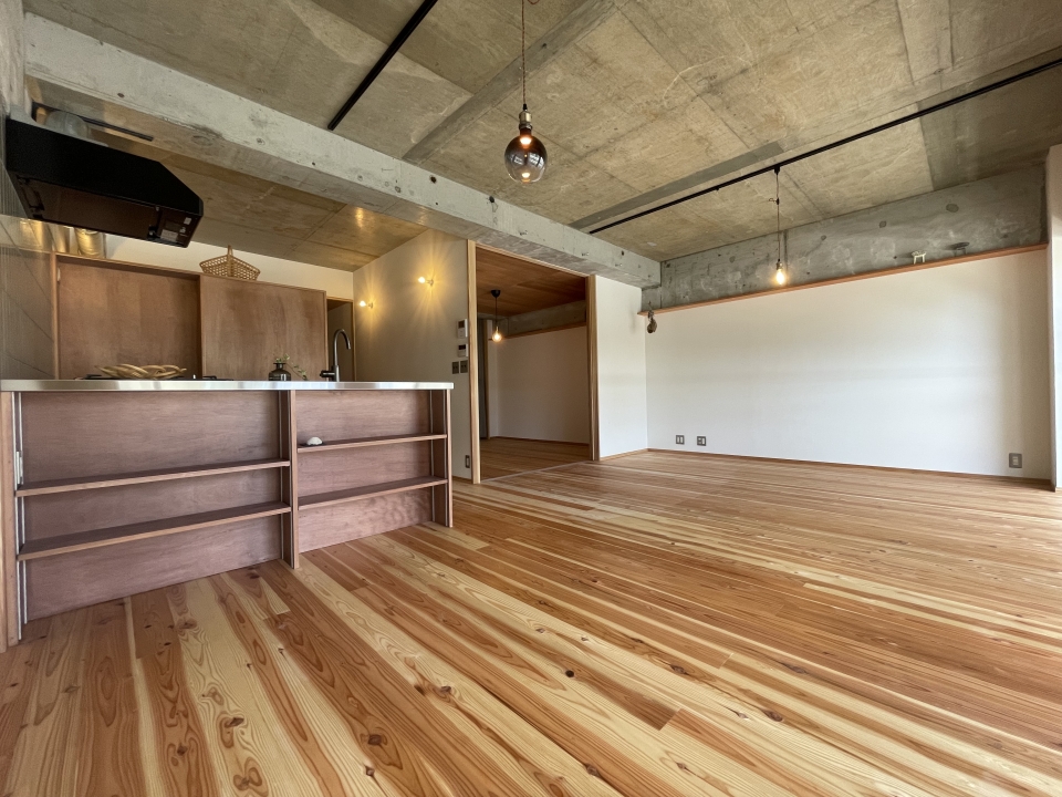 床は杉の無垢材を使用。香りが森。