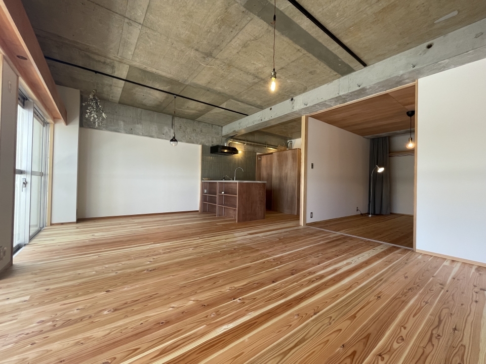 リビングは天井も高く、とにかく広い。