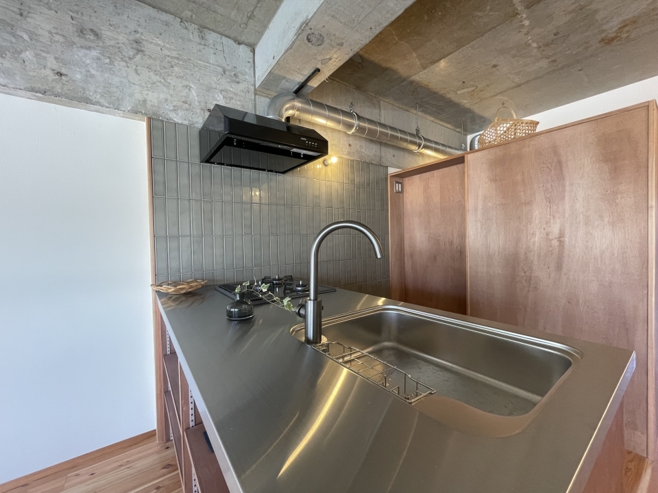 キッチントップはステンレス仕上げ。奥行きがあるので調理スペースも確保できる。