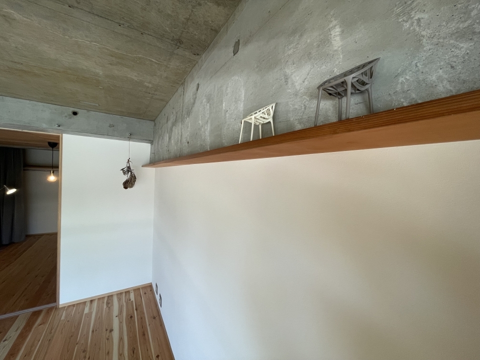 壁側には木の棚があり、ディスプレイなどが楽しめる。