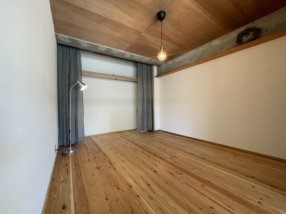 リビング横の居室。引戸で仕切れる。