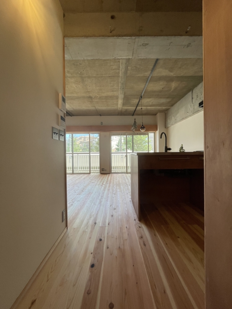 通路からリビングを望む。