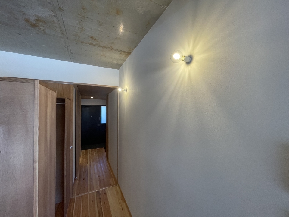 キッチン横の通路には壁付け照明。細かな部分がおしゃれ。