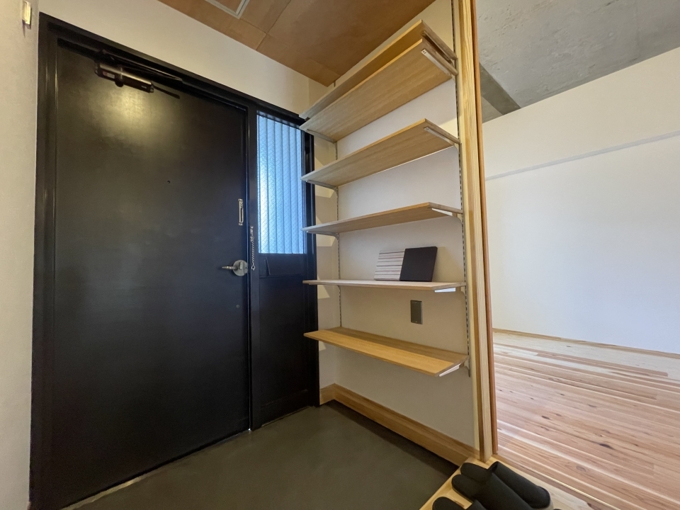 玄関の収納はシンプルに棚