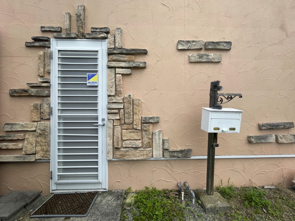 裏口もポストなんてキュート！