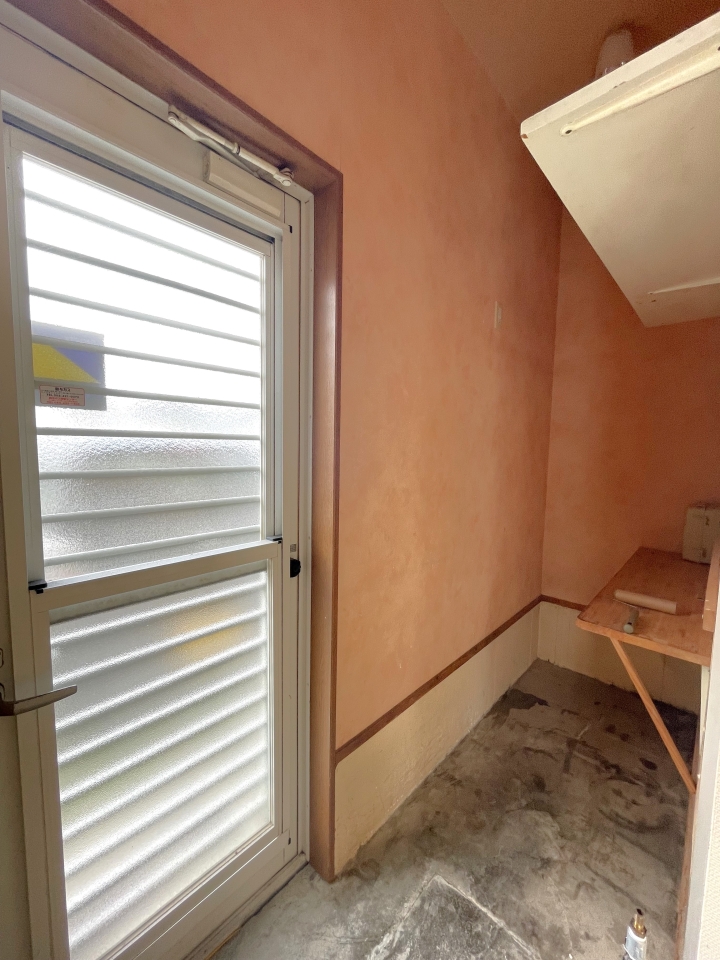 建物東側に裏口があります。