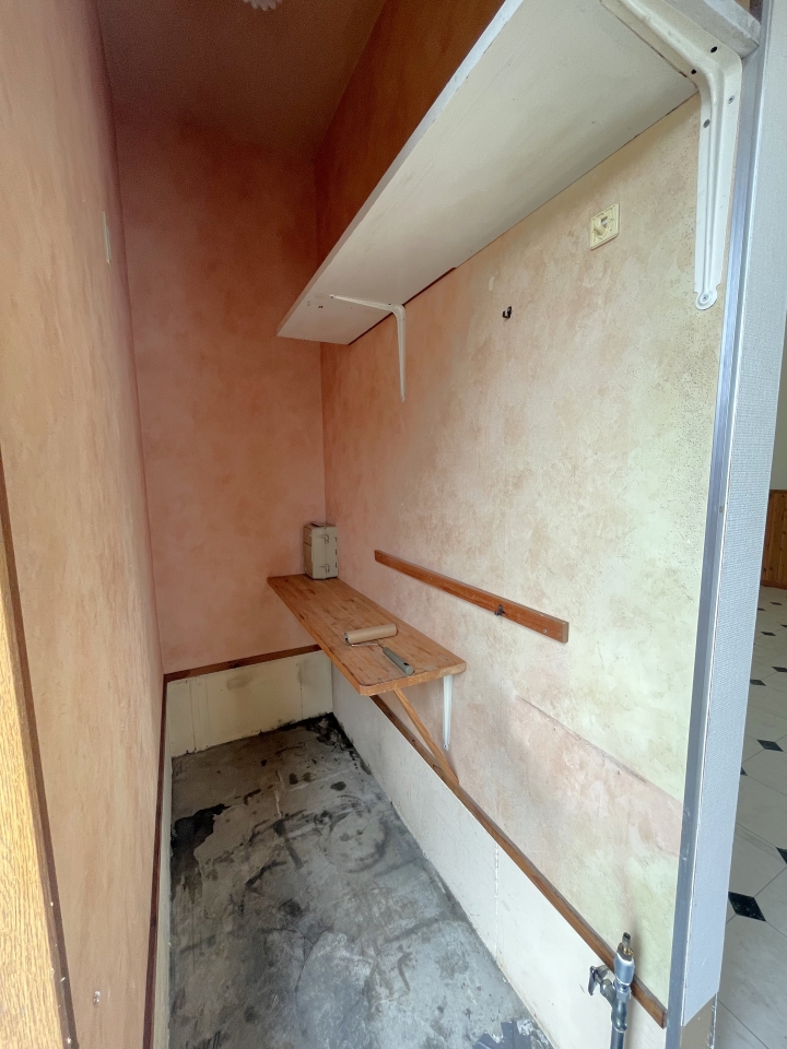 裏には物置き兼休憩スペースが