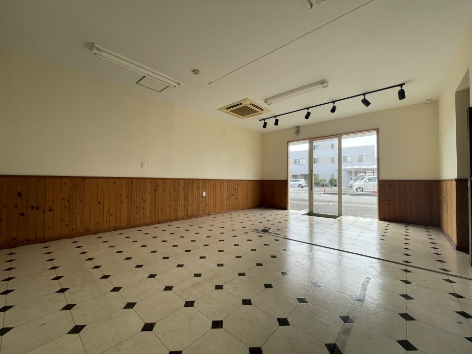 入口には大きな窓が付いており明るく感じます！