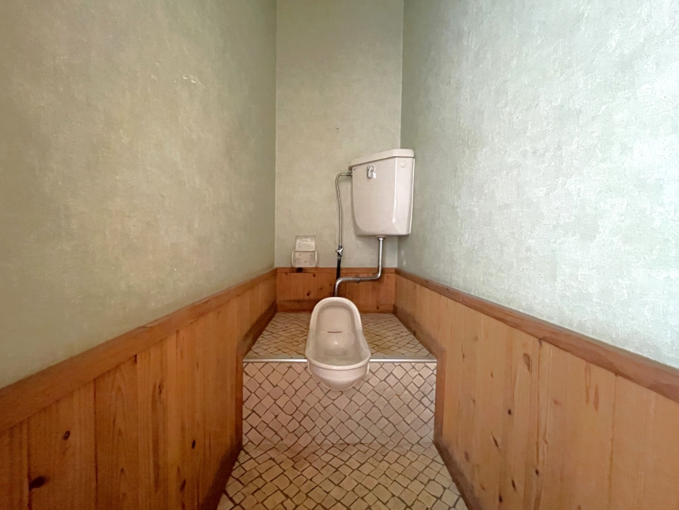 トイレは和式ですが壁紙の色が可愛らしい