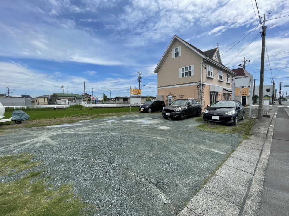 敷地内には同オーナー様の月極駐車場があり相談可！ありがたいです！