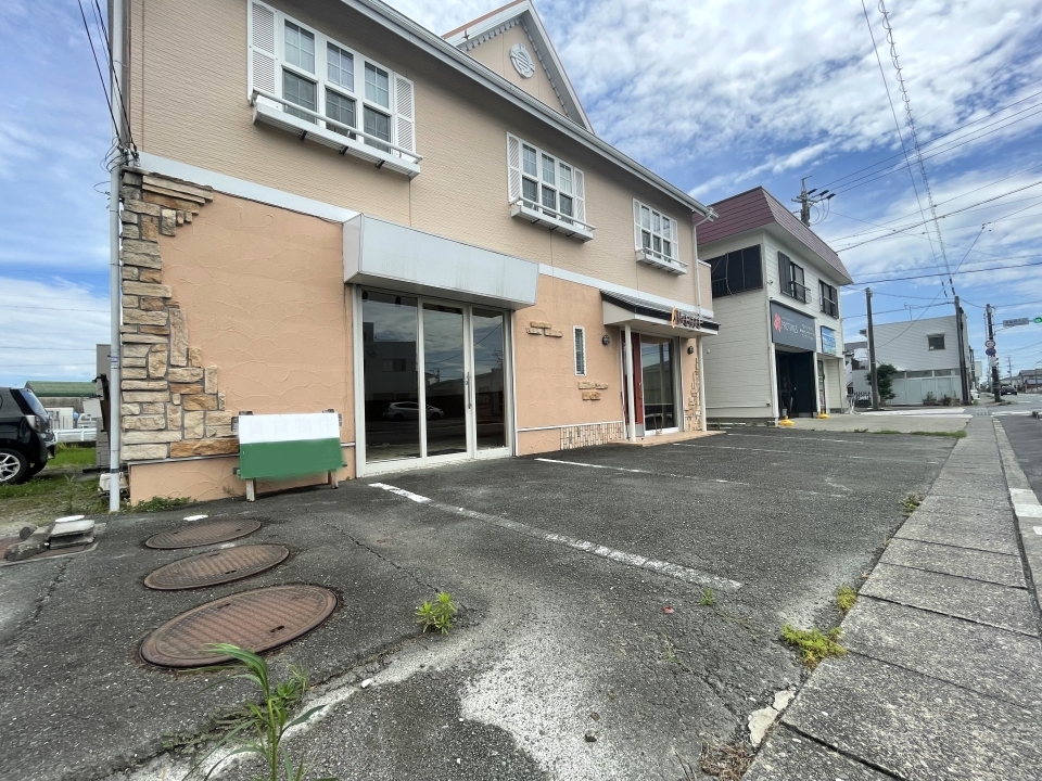 建物前2台が駐車場です