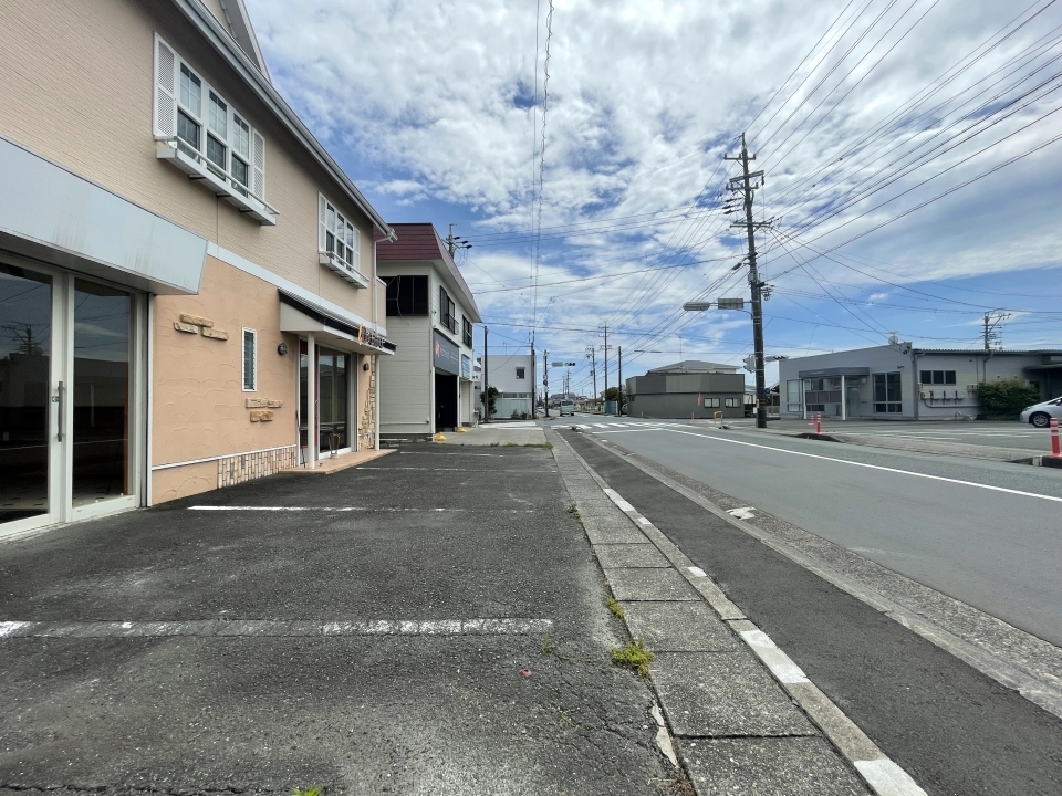 目の前の車通りは多いです