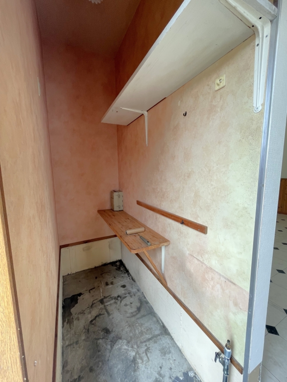 裏には物置き兼休憩スペースが