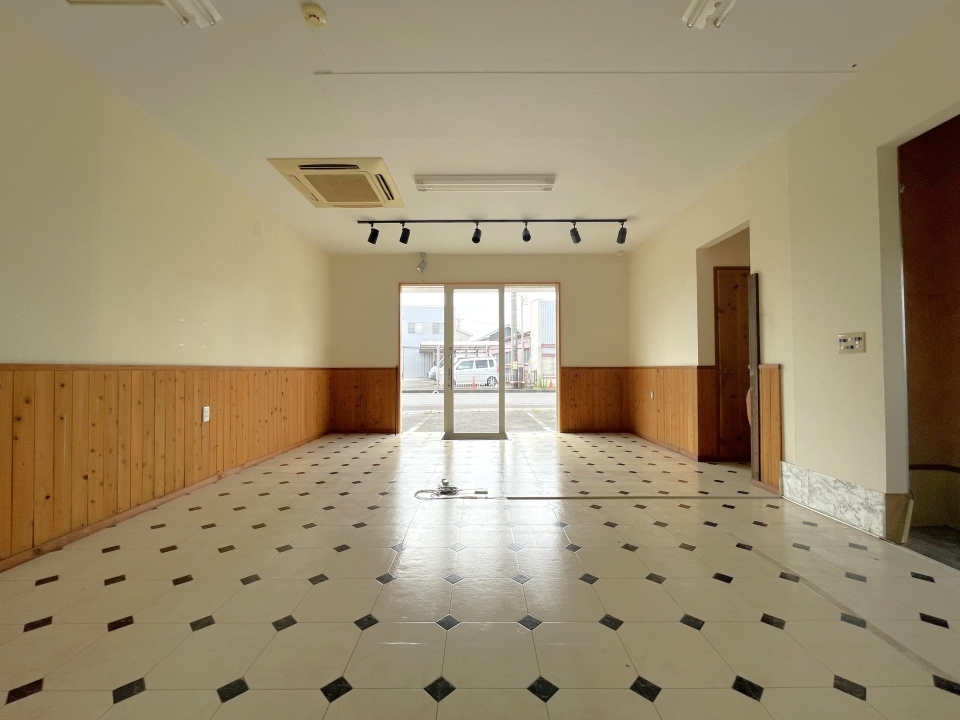 床も壁紙もとってもキュートな内装！