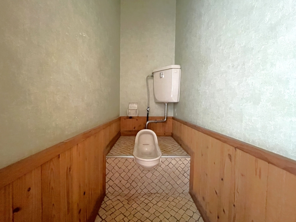 トイレは和式ですが壁紙の色が可愛らしい