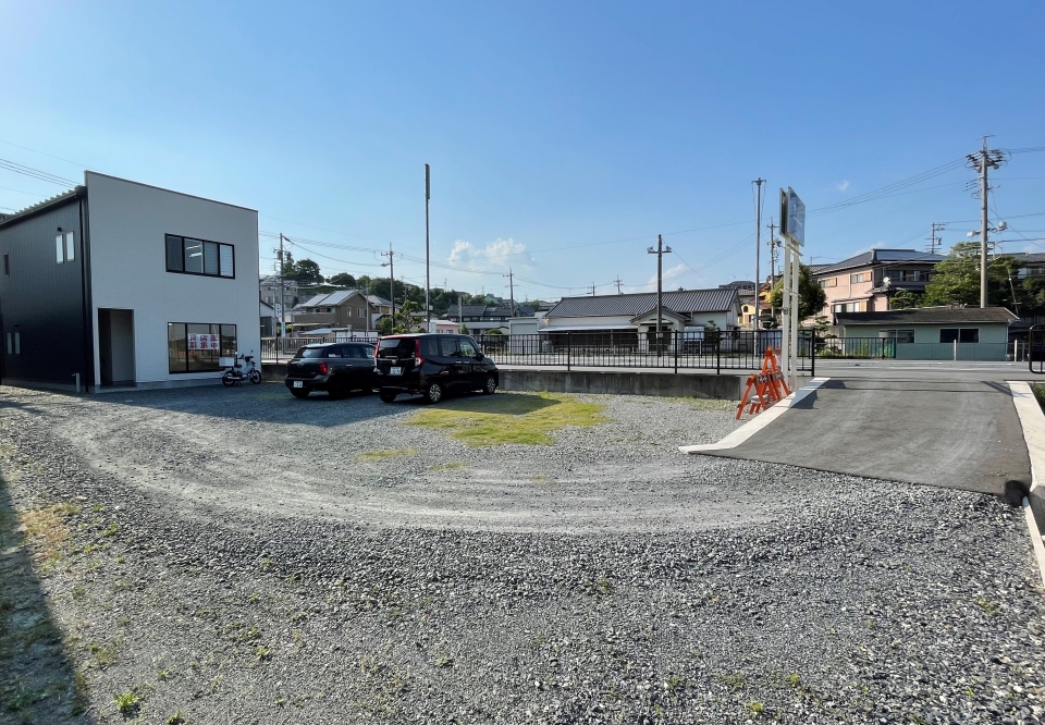 駐車場空き3台。プラス2台分は共同利用可。別途来客者向け駐車場5台あり。