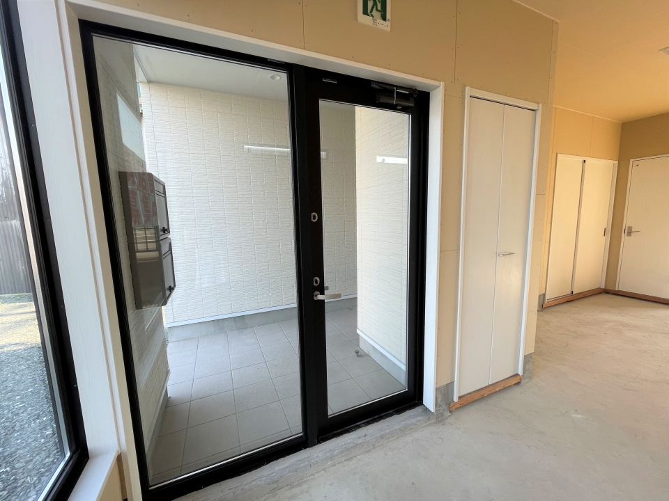 入口はガラス張りで明るい雰囲気