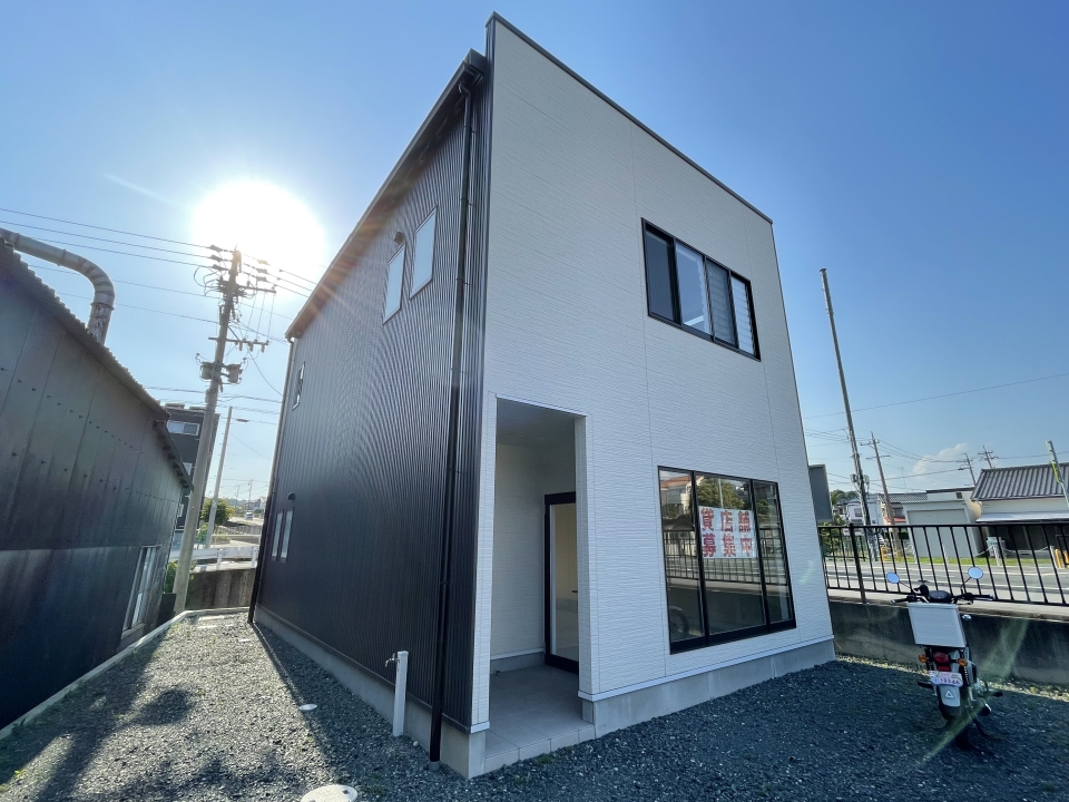 店舗外観　駐車場側から