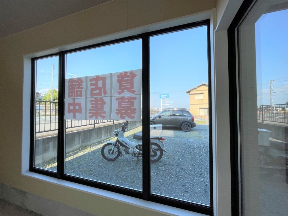 店舗全面の大きな窓からは日当たり抜群です！