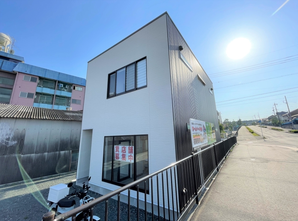 店舗外観　ロードサイドから