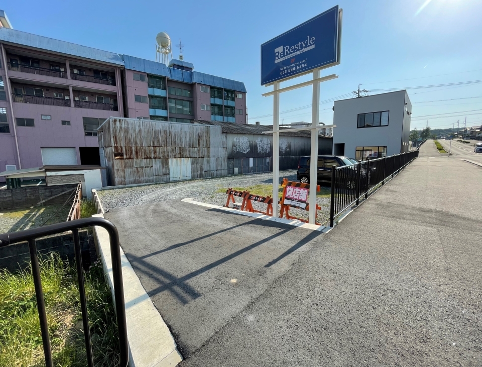 駐車場出入口は1か所だけです