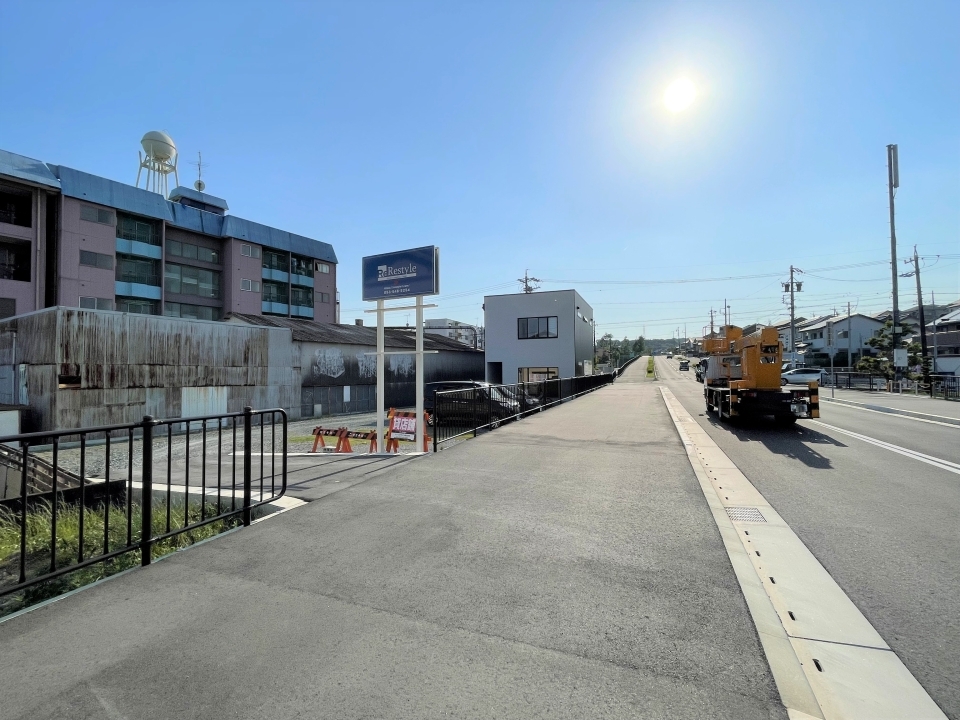 側道からの看板。店舗の見え方はこんな感じ。