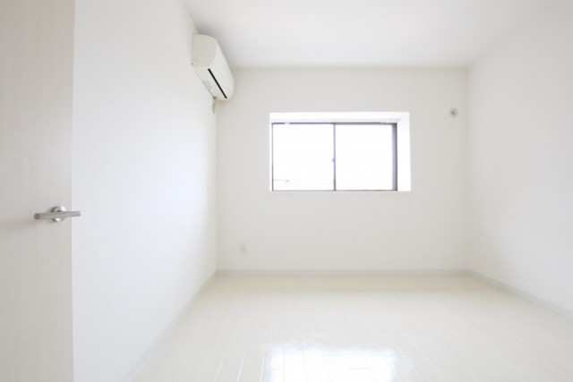 共にエアコンは設置されているが収納はない。